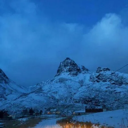 Seafront House In Fjord In The Middle Of Lofoten Сasa de vacaciones *