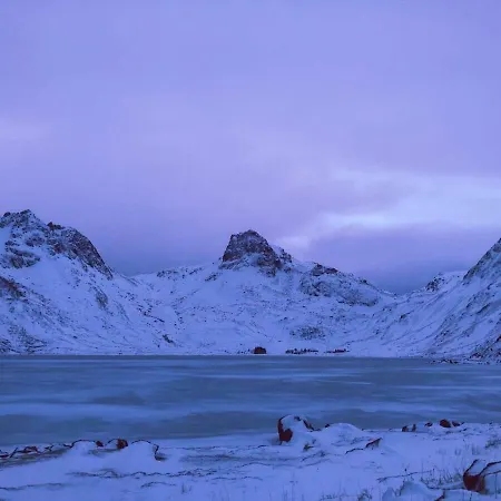 Seafront House In Fjord In The Middle Of Lofoten * Valberg